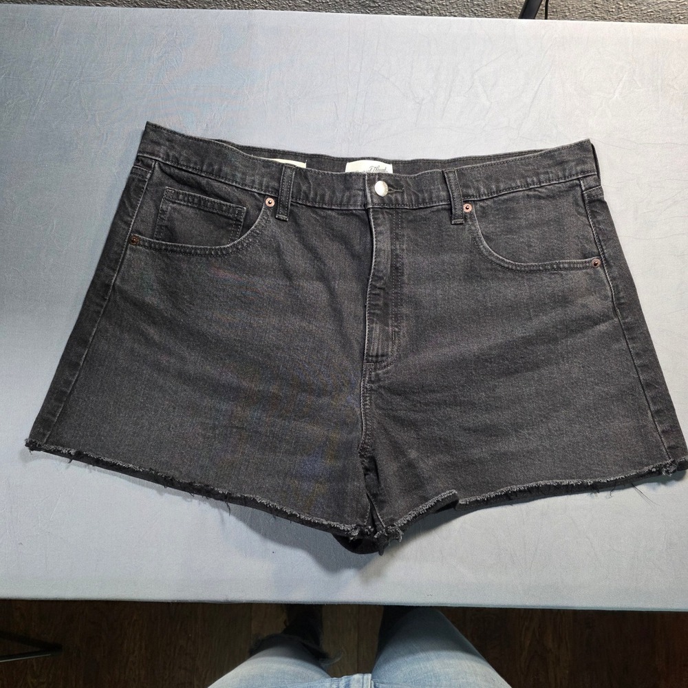 Universal Thread 90s Cutoff Shorts Womens 16R Washed Black Denim Raw Hem